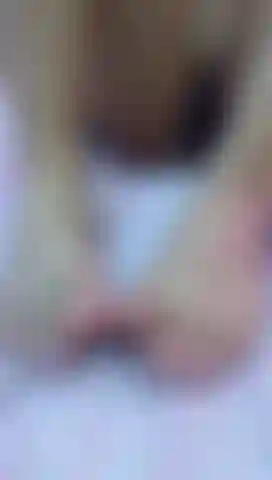 Masturbação de pau com pés.