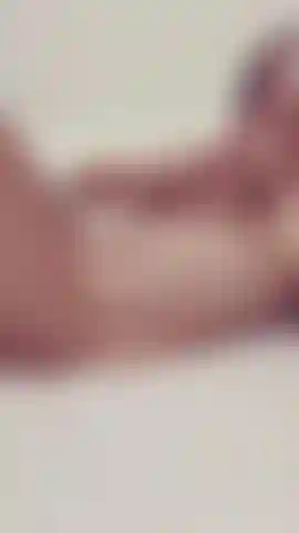 Tocando minha bunda preciosa.