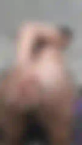 Cavalgando um torso e falando sacanagem.