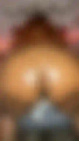 Rebolando o rabo com óleo.