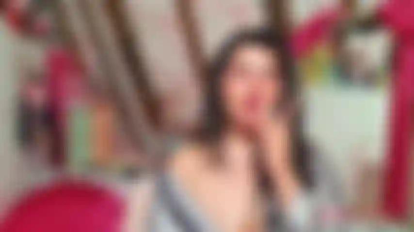 Fumando em um robe de seda.