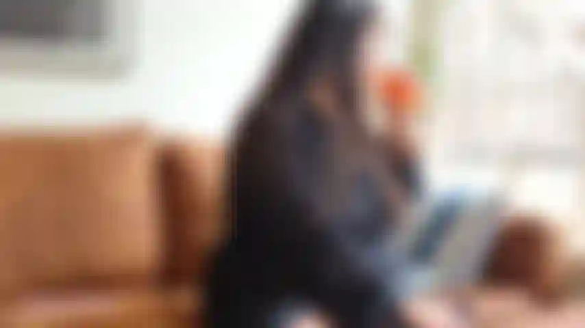 Fumando e acariciando minha buceta peluda por uma janela aberta.