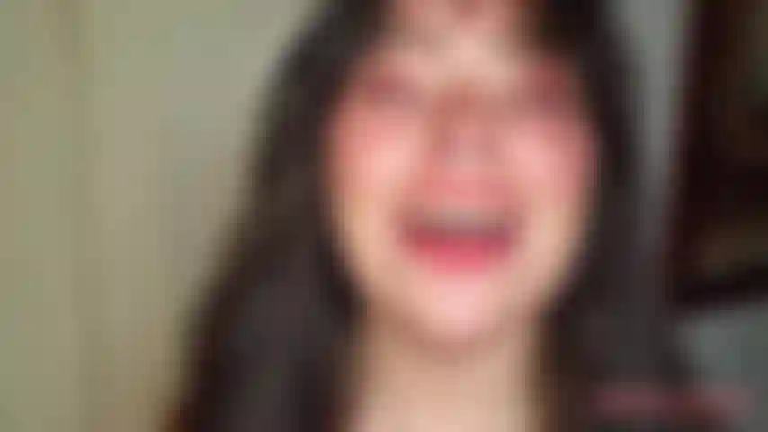 Exibindo minha língua longa e carnuda.