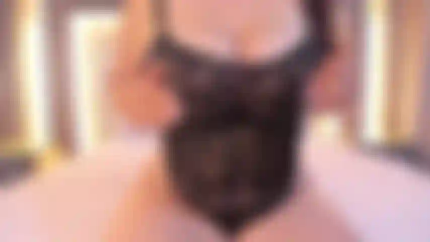 Garota usa seus peitos enormes e sua buceta gostosa como método de prazer!