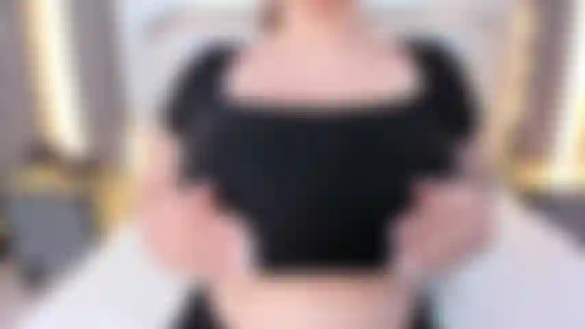 Busty mostra seus peitos enormes na webcam.
