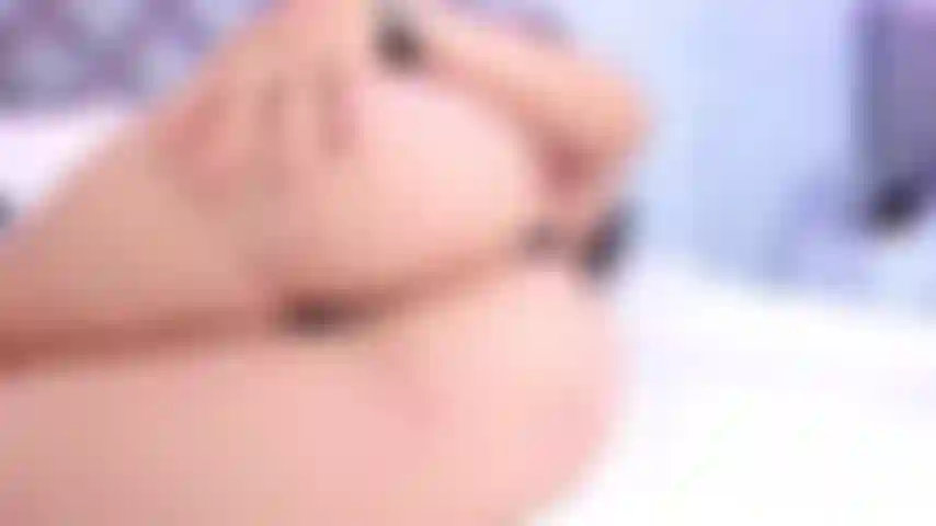 Garota tesuda está brincando com sua bunda grande, ela molhou tanto por ser fodida.