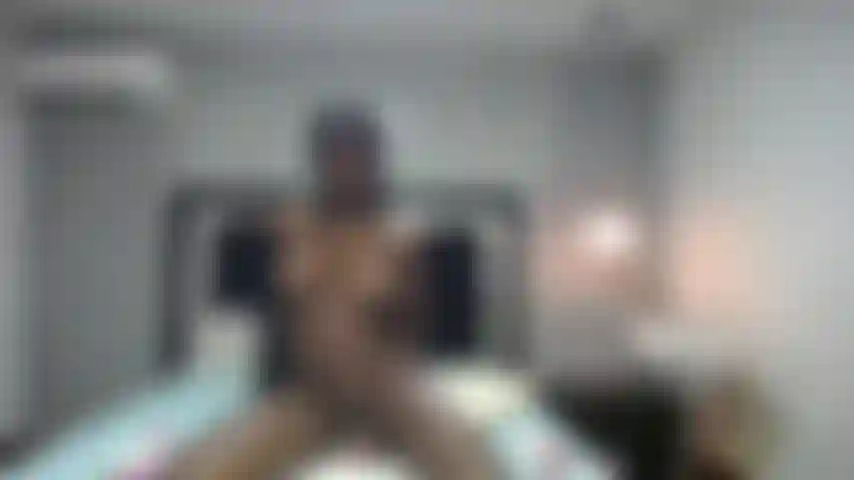 Montando meu vibrador e balançando meus peitos.