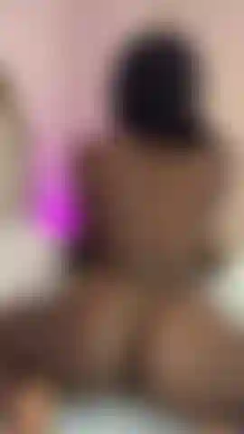 Balançando a bunda completamente nua.