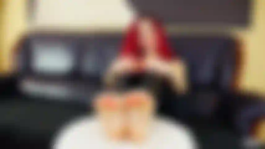 Seu mundo gira em torno dos meus pés.