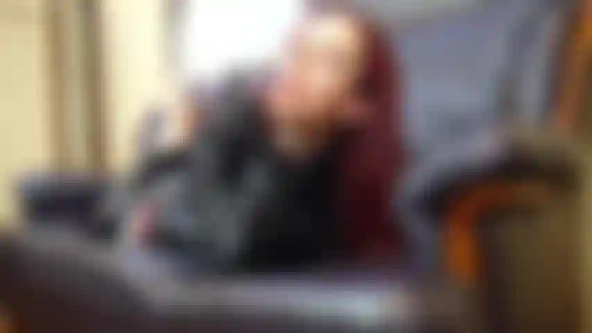 Couro, fumaça e pés.