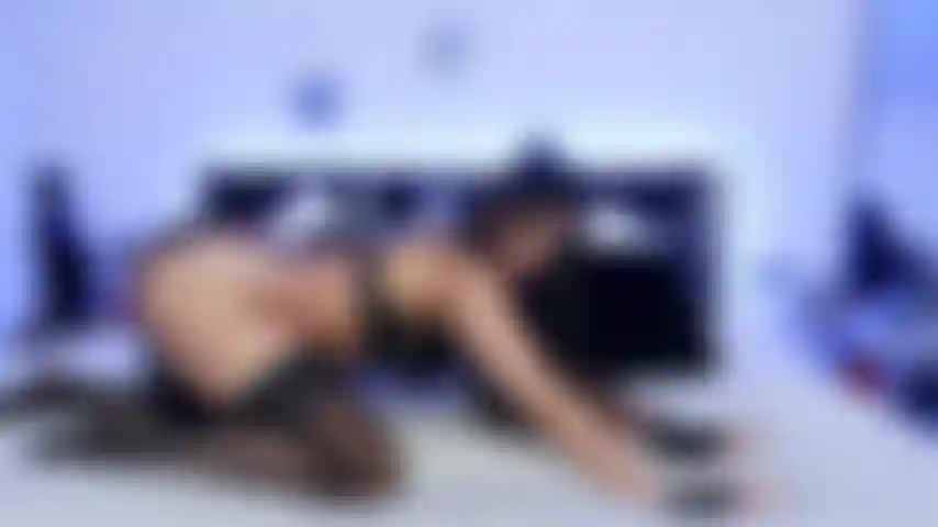 Gata safada brinca com plug anal.