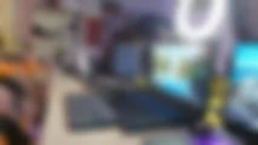 Teen secretário enfia um enorme vibrador preto cavalo em sua bunda oleosa.