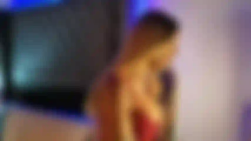 Modelo de webcam chupa um grande pau de cavalo durante a penetração anal de um grande pau de cachorro.