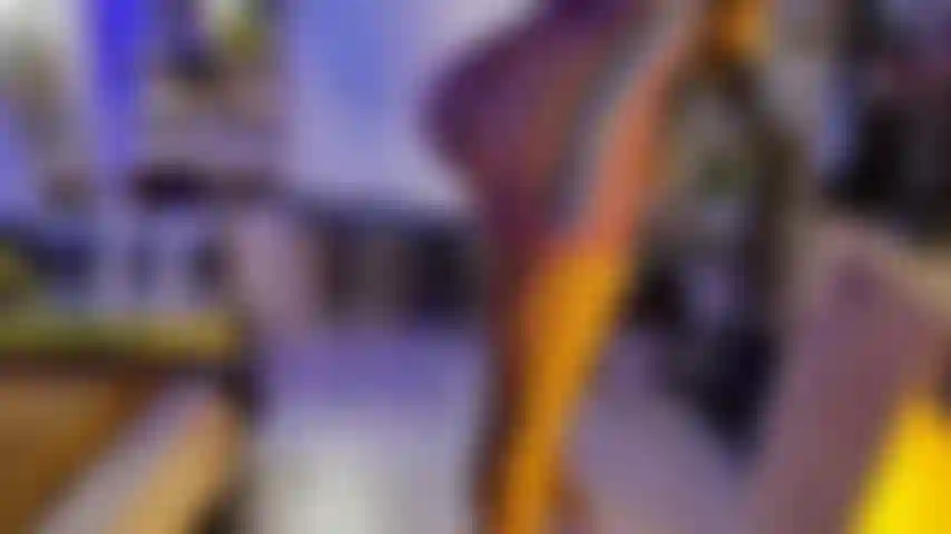 Minha namorada estava aspirando e acabou com um grande pau de cavalo enfiado no cu.