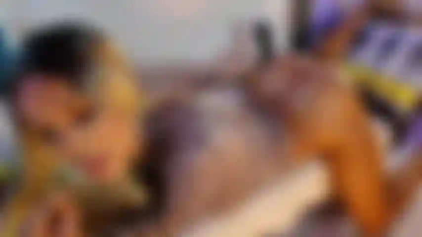 Meia-irmã adora ter um vibrador profundo em sua bunda. Vagabunda.