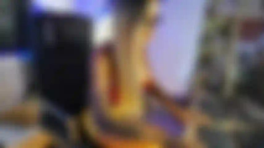 Minha jovem secretária fode sua boceta cremosa no escritório por um bônus de excelência.