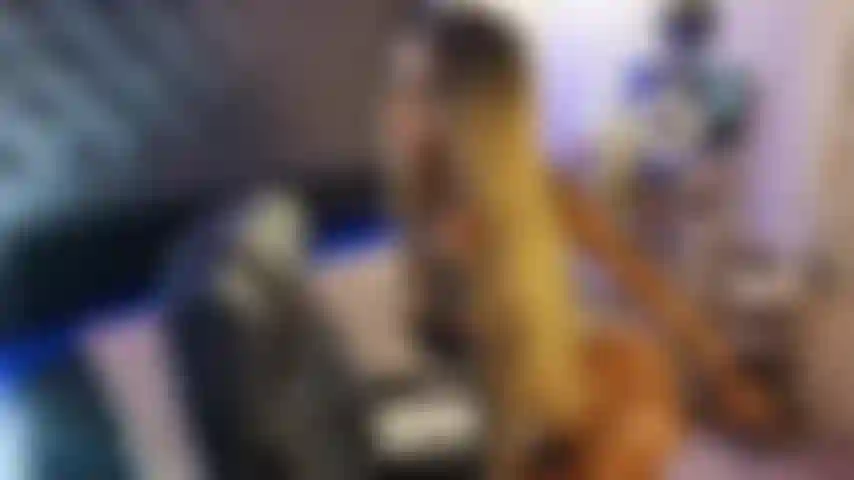 Jovem adolescente aproveita a ausência dos pais para foder um grande pau preto em seu cu grande e suculento e estreito.