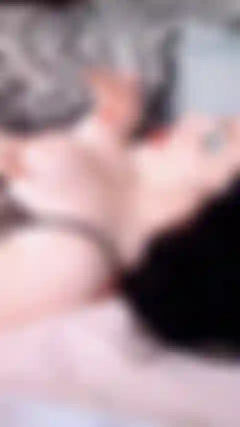 Fumando peitos gostosos.