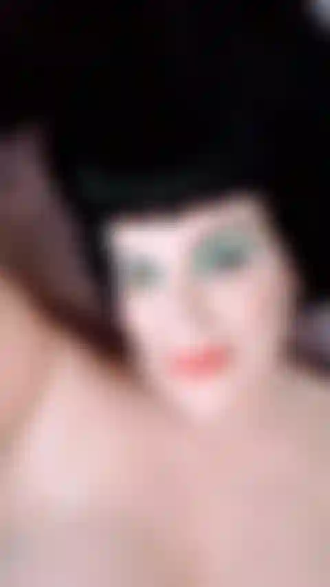 Peitos grandes e saltitantes de óleo quente.