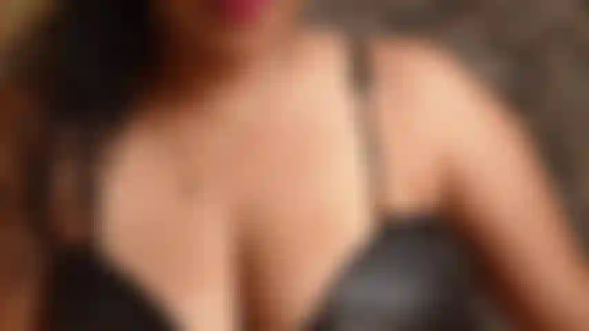 Sou uma latina com pele bronzeada, cabelos cacheados e curvas generosas que falam por si mesmas. 🔥 Tenho um corpo voluptuoso, seios grandes e um traseiro que definitivamente sabe como chamar atenção. Adoro mostrar meu lado ousado, brincar com o contato visual e ser provocante até ser impossível parar de pensar em mim.