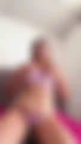 Você quer uma linda loira com seios bonitos.