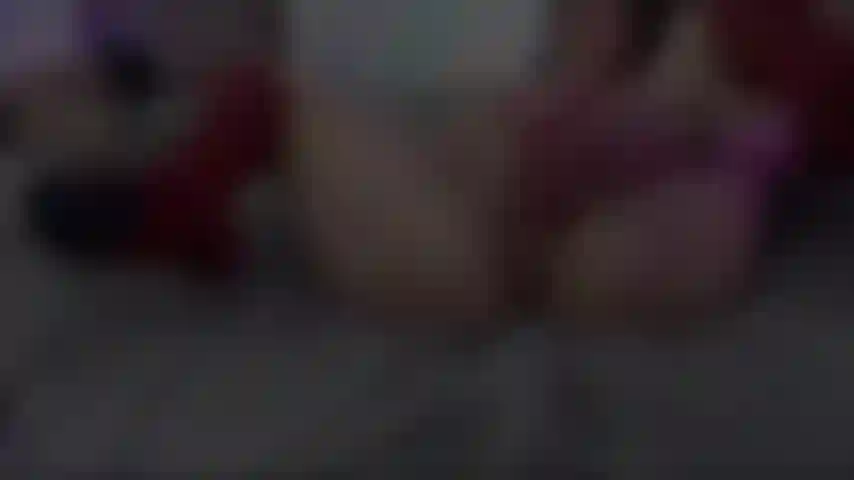 Introduzindo meu vibrador na minha buceta sinto tão molhada.