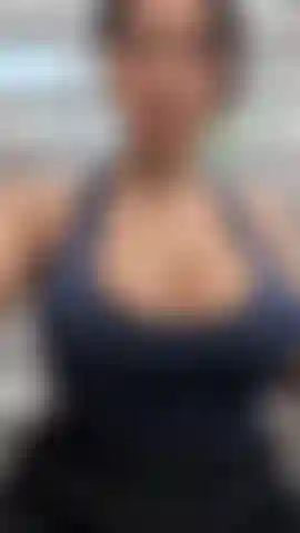 Gosto de brincar furtivamente com os seios e pular.