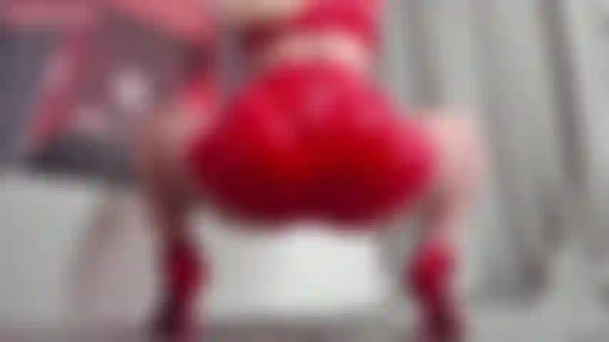 Red montando um trailer de vadia grossa.