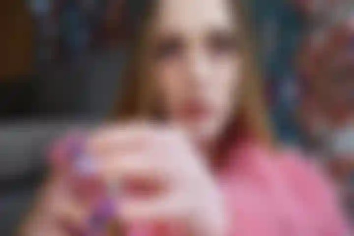 Enegreço meus pulmões - pvc, pelo e cigarro. Já te dei um fetiche por cigarro? Fumando cigarros, em um collant justo de pvc vermelho. Você vai estar louco para me ver fodendo minha bucetinha gostosa no final. Não goza cedo demais agora.