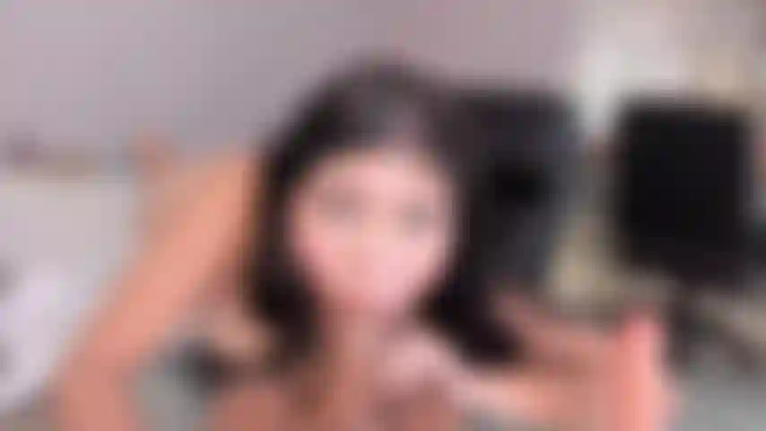 Algo diferente que você gostaria: um banho de saliva, enquanto eu faço uma garganta profunda.
