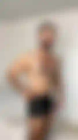 Um pouco de mim... Seu homem peludo, musculoso e safado com shorts de couro para você!