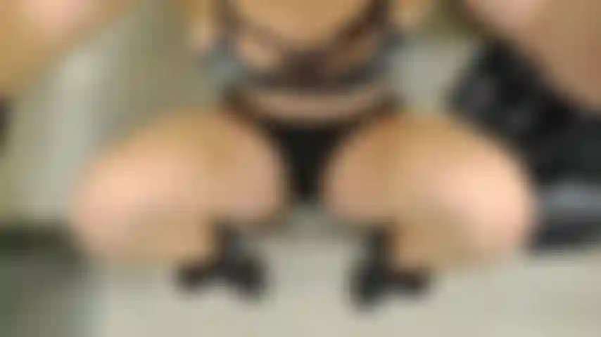 Dá uma espiada rápida no banheiro da academia depois de um treino cheio de tesão.