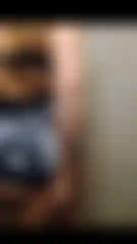 Me masturbo no chuveiro da academia até gozar.