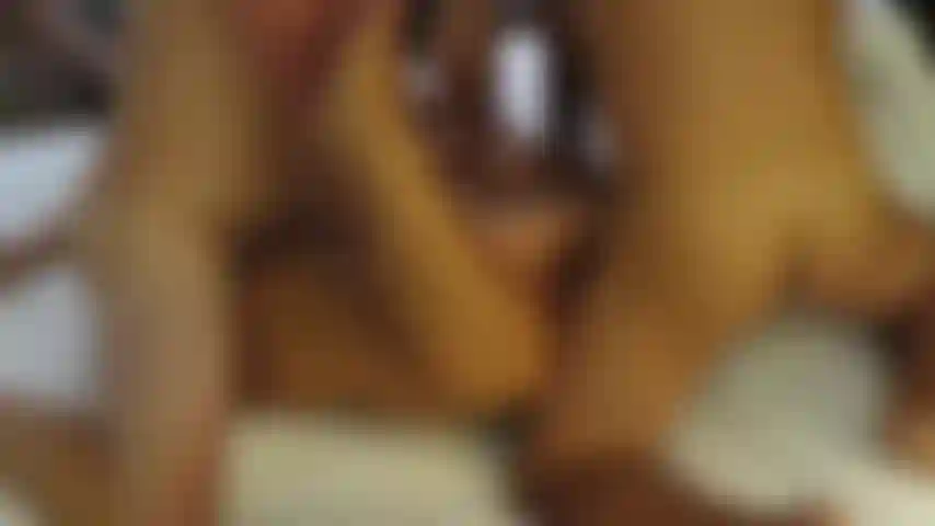 Fui fodida em grupo por 4 caras. Eles usaram todos os meus buracos a tarde toda. Ótimas gozadas no final e algumas gozadas.