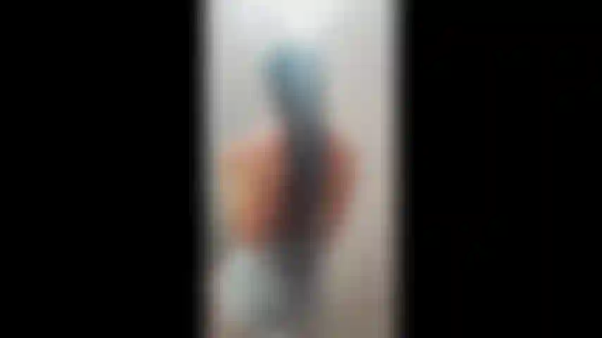 Nua em seu banheiro.