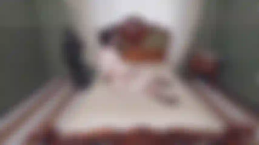 Calça de cetim masturbação.