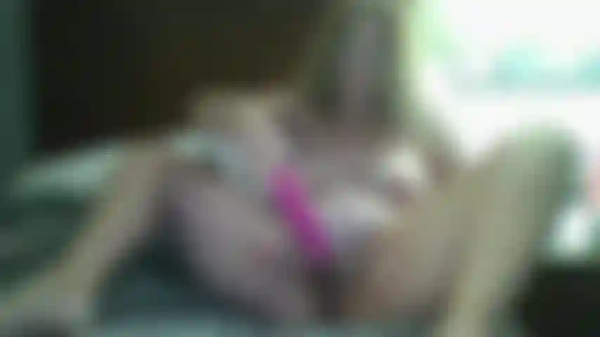 Anal com brinquedo e dedo no cu.