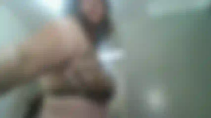 Banho quente totalmente nua.