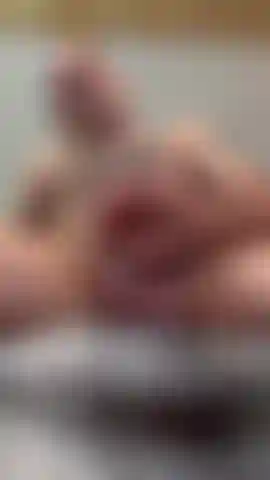 Fique de joelhos com a boca bem aberta.