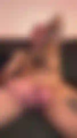 Adoro um pau duro com as mãos livres.