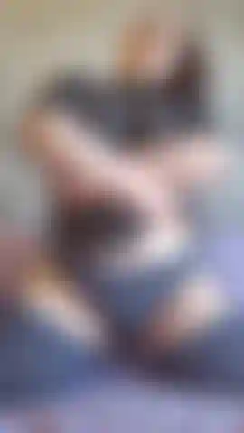 Desbloqueie para ver: tirando a roupa até as meias coxas, provocando, beirando o orgasmo, minha buceta apertada sendo esticada, babando pelo meu corpo enquanto levo na garganta, penetração dupla, vibrador wand, dirty talk, bundinha quicando, múltiplos orgasmos, superestimulação e uma putinha gostosa se contorcendo 😈 tão forte que minha câmera ficou confusa 🤣.