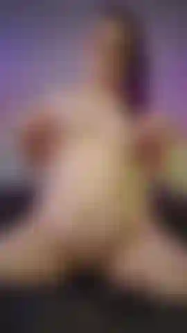 Presilhas apertadas nos mamilos, beliscões nos mamilos, esfregando com o wand e múltiplos orgasmos. Quer me ver gozar como uma putinha selvagem? 😈.