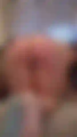 Travessa elfinha obediente fode o cu avermelhado com um bastão de doce.