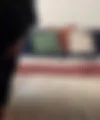 Bunda vestida e provocação de peitinhos em shorts de saque.