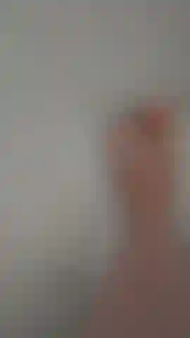 Brincadeira de banho de espuma com unhas dos pés pintadas, fetiche por pés, jogo com os pés.