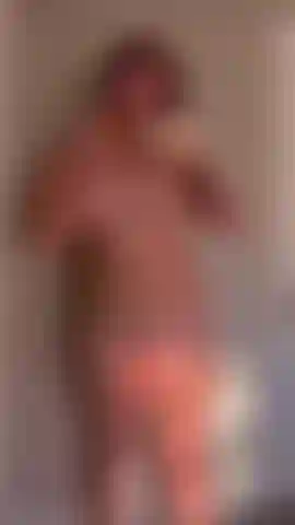 Derramando sorvete no meu corpo.