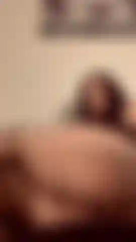 Tirando um grande vibrador de vidro da minha bunda.