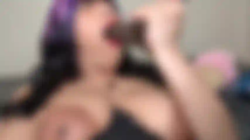 Cremes milf góticos perfurados e goza em grande pau preto! Eu engulo e engasgo no seu bbc de 8 polegadas antes de me empanturrar e fazer uma grande bagunça! Eu me certifico de enfiar de volta na minha garganta, lambendo até a última gota de creme do seu pau quando eu terminar!