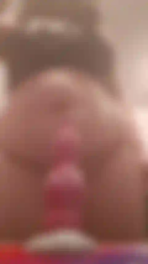 Montando um vibrador com meu plug traseiro.