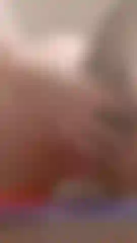 Montando meu brinquedo favorito com meu rabo.